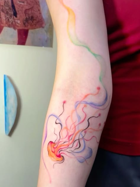 99 Single-Line Tattoos That Are Fine-Line Perfection #tattoo #art #jellyfish #tattooed Perfection Tattoo, Tattoo Jellyfish, Colorful Tattoo, Funky Tattoos, Single Line Tattoo, Jellyfish Tattoo, Cute Little Tattoos, Tatuaje A Color, Makeup Tattoos