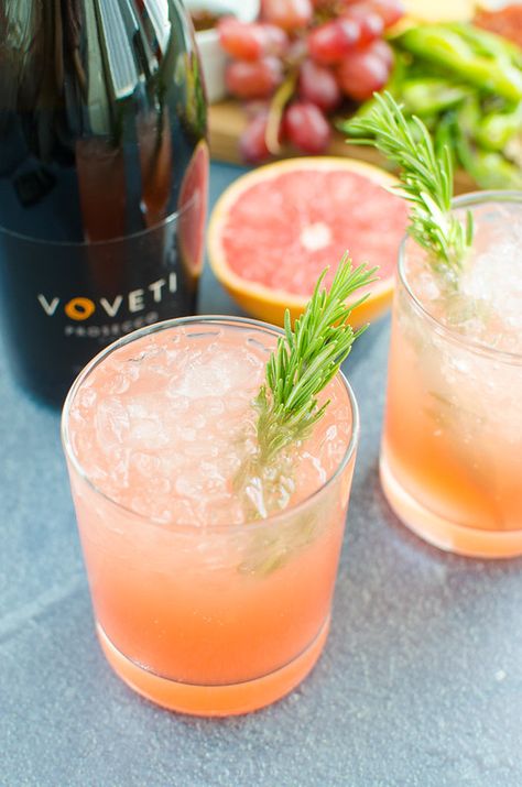 Grapefruit Rosemary Sparkler New Years Eve Cocktail, Fitness Drinks, Prosecco Cocktail Recipes, Sparkling Wine Cocktails, Grapefruit Recipes, Grapefruit Cocktail, Rosemary Simple Syrup, Prosecco Cocktails, Best Cocktail Recipes