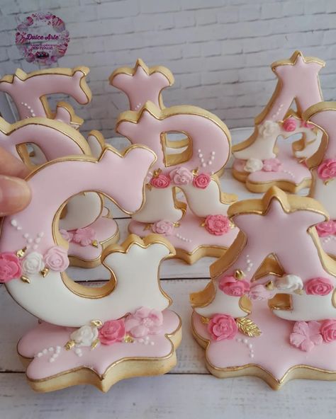 https://www.instagram.com/accounts/login/?next=/dulcearte_gabicamps/ Aqua Cake, Purple Butterfly Cake, Christmas Sugar Cookies Decorated, Monogram Cookies, Alphabet Cookies, Cookies Decoradas, Cinderella Cake, 3d Cookie, Iced Sugar Cookies