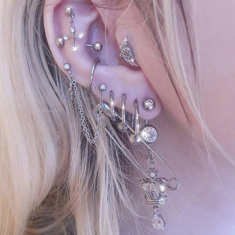 Piercings Oreja Aesthetic, Earrings Piercings, Earring Stacks, Grunge Earrings, Multiple Ear Piercing, Pretty Ear Piercings, Cool Piercings, Cute Ear Piercings, Earrings Aesthetic