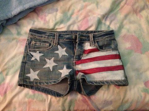 American flag shorts DIY Painted On Jeans, John Core, Diy Denim Shorts, Homemade Fashion, 4h Ideas, American Stuff, American Flag Shorts, Vintage Hollister, Wearable Art Clothing