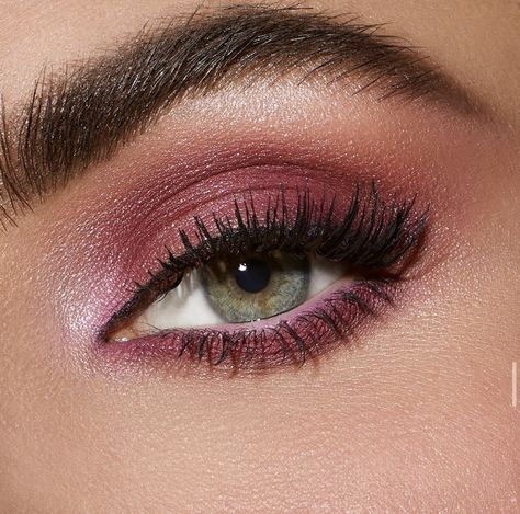 Magenta Eyeshadow Look, Fuchsia Dress Makeup, Raspberry Eyeshadow Looks, Magenta Eyeliner, Fuschia Makeup Looks, Makeup For Magenta Dress, Magenta Dress Makeup, Dark Pink Eye Makeup, Makeup For Fuchsia Dress