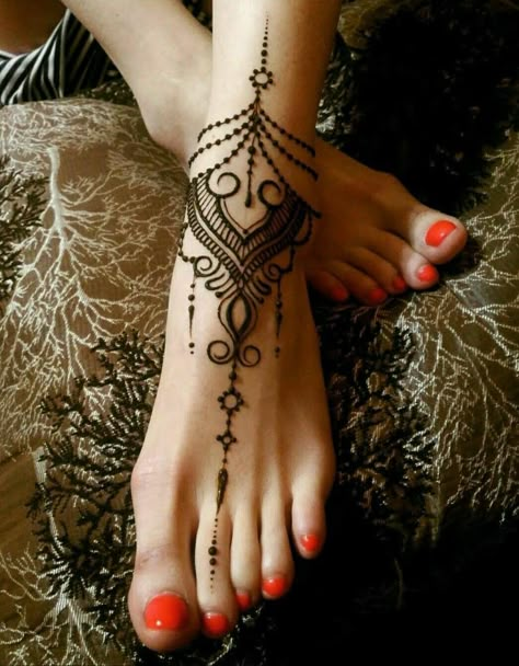 Foot Henna Tattoos, Dainty Mandala Tattoo, Viking Henna, Henna Feet Designs Simple, Henna Neck Tattoo, Chest Henna Designs, Underboob Henna, Spine Henna Tattoo, Henna Tattoo Designs Foot