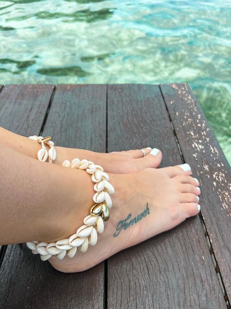 A must have accessory for the beach loverThese Bermuda Cowrie Shell anklets are made from sustainable cowrie shellsthreaded onto cotton stringThey feature gold cowrie shells and gold beadsOne Size. Cowrie Anklet, Boho Accessories Jewellery, Cowrie Shell Anklet, Bee Aesthetic, Denim Hacks, Cowrie Shell Bracelet, Anklets Diy, Cowrie Shell Jewelry, Shell Ideas