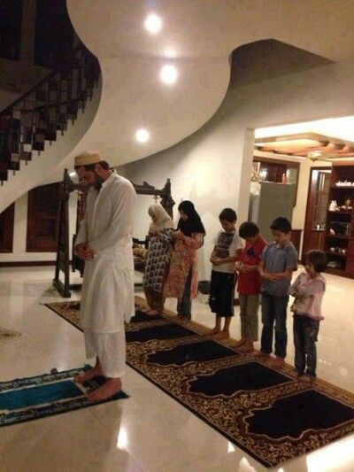 Inshallah. I love this. This is by far the most adorable thing i've seen all day Salat Prayer, Ayat Quran, Muslim Family, Prayer For Family, Muslim Kids, Love In Islam, Prayer Room, Islamic Wallpaper, Family Goals