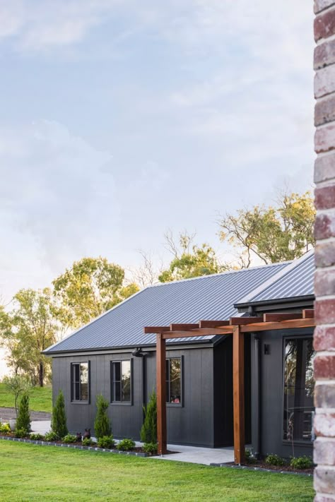 Shed Homes Ideas, Australia House, Farmhouse Architecture, House Cladding, Shed Home, Farmhouse Renovation, Modern Barn House, Rural House, County House