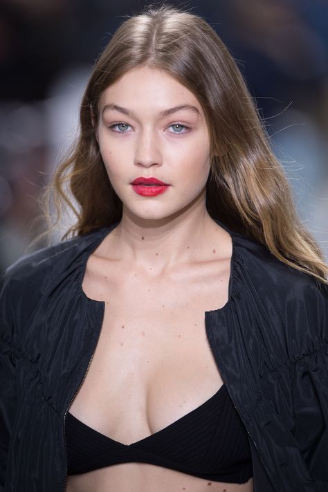 Model of the moment, Gigi Hadid, goes for a bordering-on-light-brown hue with subtle blonde highlights that keep it from appearing too chocolate-y. Dark Ash Blonde Hair, Gigi Hadid Hair, Natural Dark Blonde, Blonde Lowlights, Blonde Hair Colors, Subtle Blonde Highlights, Dark Blonde Hair Color, Neutral Blonde, Blond Balayage