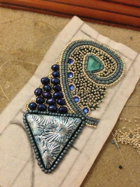 Bead ideas Seed Bead Tutorials, Beaded Fabric, Embroidery Bracelets, Beadwork Embroidery, Bead Embroidery Tutorial, Seed Bead Tutorial, Bead Embroidery Jewelry, Beaded Cuff, Embroidery Jewelry