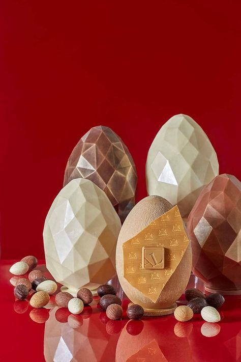 Chocolate Eggs Easter, Easter Pastry, Luxury Easter Eggs, Easter Pastries, Easter Egg Chocolate, Hazelnut Dessert, Brazilian Chocolate, Luxury Easter, Chocolate Easter Eggs