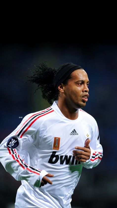 Ac Milan Ronaldinho, Ronaldinho Ac Milan, Ronaldinho Skills, Ronaldinho Wallpapers, Football Neymar, Neymar Barcelona, Iphone Wallpaper For Guys, Messi Ronaldo, Ronaldo Football