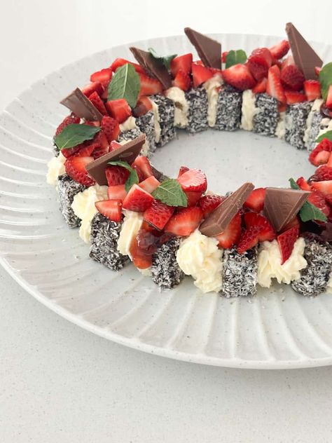 Lamington Christmas Dessert Wreath Dessert Wreath, Christmas Wreath Dessert, Xmas Desserts, Dessert Oreo, Christmas Entertaining, Christmas Lunch, Christmas Dessert, Christmas Food Desserts, Christmas Menu