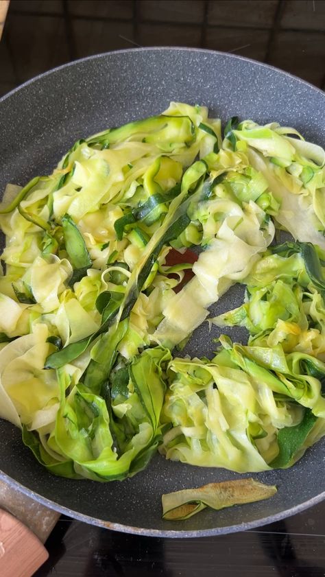 Tagliatelle de courgette façon carbonara - Marie Food Tips Course Dinner Menu Ideas, Dinner Menu Ideas, Menu Ideas, Food Tips, Dinner Menu, Dining Experiences, Dinner Party, Zucchini, How To Memorize Things