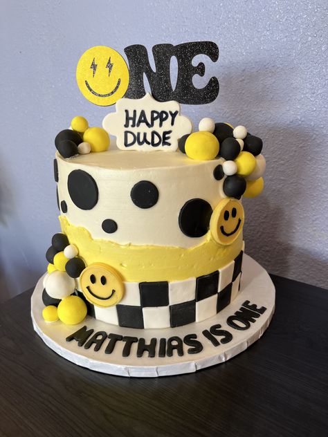 1st birthday smiley face theme black , white and yellow Yellow Smiley Face Cake, Smiley Face Treats, Black And Yellow Cake Ideas, Smiley Face 1st Birthday Party, One Happy Dude Birthday Cupcakes, Smiley Face Cake Ideas, Black And White Checkered Cake, Smiley Face Cake Pops, Smiley Face Smash Cake