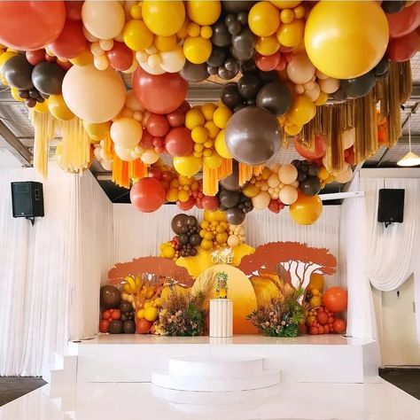 WELCOME TO ISAIYAH’S KINGDOM The circle of life continues as we celebrated Isaiyah’s first birthday yesterday! Feeling all the nostalgia with this theme… Hakuna Matata 🦁 Planning & Design @designedbydevents Balloons @partysplendour Props @thetreasureroom_ Signage @lettersbyloulou Cake @mastello.creations Florals @montana__flora Paperie @paperplayground Draping @ss_draping #partysplendour #balloons #balloonssydney #sydneyballoons #lionking #lionkingparty #lionkingballoons #birthdaybal... Hakuna Matata Party Ideas, Hakuna Matata Birthday Party, Simba Balloon Decoration, Zoo Balloon Garland, Lion King Balloons, Safari Animal Balloons, Lion King Party, Circle Of Life, Lion King