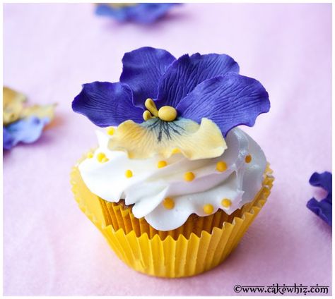 Use this step-by-step tutorial to make beautiful and easy fondant pansies for decorating your cakes and cupcakes. Great for Spring and Summer parties! Fondant Bows, Fondant Ideas, Fondant Techniques, Decorating Food, Baked Desserts, Spring Cupcakes, Cakes To Make, Frosting Techniques, Polymer Flowers