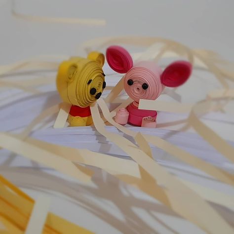 Winnie The Pooh Paper Craft, Quilling Projects, Pooh And Piglet, Quilling Work, Quilling 3d, 3d Quilling, Paper Quilling Designs, Book Art Diy, Art N Craft