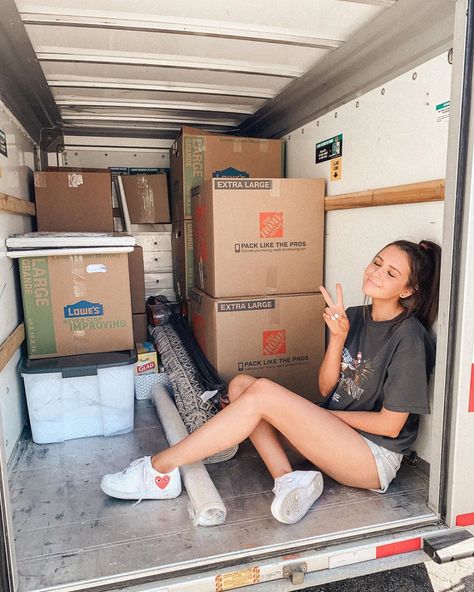 Moving Day Photoshoot, Moving Instagram Picture, Moving Boxes Photoshoot, New Apartment Photoshoot, Moving Truck Aesthetic, Moving Aesthetic Pictures, Vision Board Moving, Moving In Aesthetic, Moving In Together Aesthetic