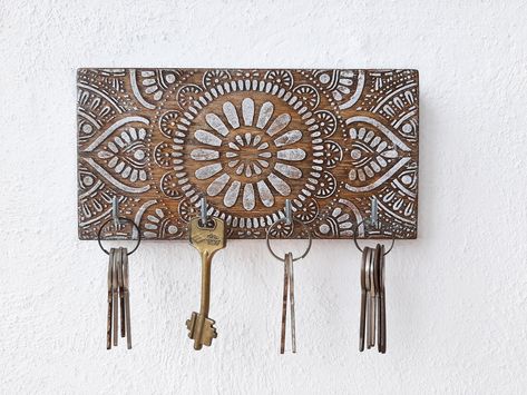 Keys Holder Wood, Key Rack Ideas Entryway, Key Holders For Wall, Key Rack Diy, Key Holder Ideas, Diy Key Holder, Key Holder Entryway, Rustic Key Holder, Handmade Key Holder