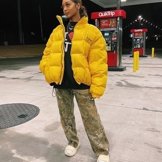 Yellow Puffer Jacket Outfit, Yellow Puffer Jacket, Yellow Streetwear, Bubble Coat, Streetwear Fits, Trendy Fashion Outfits, Streetwear Fashion Women, Coat Outfits, Cozy Outfit