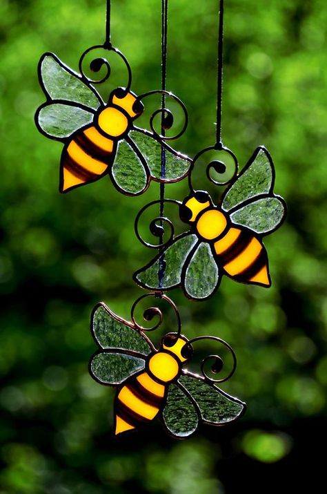 Windows Decor, L'art Du Vitrail, Honey Bee Decor, زجاج ملون, Glass Painting Designs, Stained Glass Decor, Stained Glass Ornaments, Soyut Sanat Tabloları, Stained Glass Suncatchers