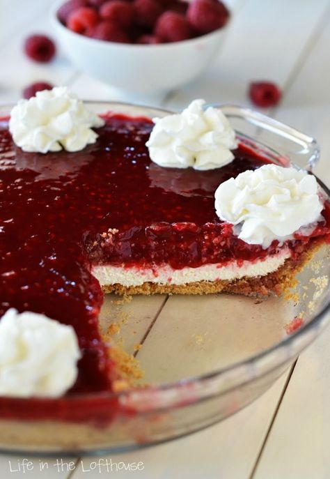 Need a show stopping pie for your Thanksgiving dinner? Well, I've got the puuurrrrfect one for you! Raspberry Cream Pie. This pie was sent from heaven above! This pie is i... Sunday Desserts, Raspberry Cream Pie, Pie Night, Academia House, Raspberry Cream Pies, Biscuits Graham, Summer Pie, Raspberry Desserts, Raspberry Pie