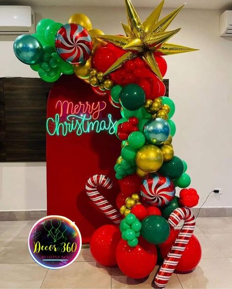 Christmas Decoration Balloons, Christmas Decor Ideas Balloons, Christmas Balloon Backdrop Ideas, Christmas Balloon Garland Ideas, Posada Ideas, Lego Friends Party, Christmas Party Backdrop, Christmas Cookie Party, Christmas Balloon Decorations