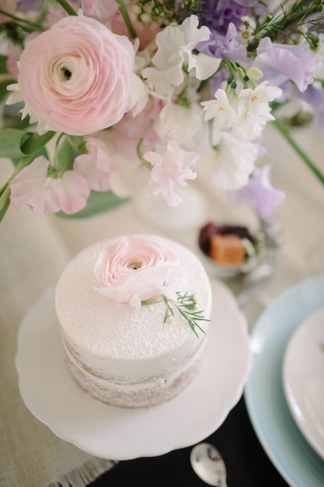 Mini sweetheart cake Bridal Desserts, Easter Brunch Ideas, 21st Ideas, Mini Wedding Cakes, Mini Torte, Pastel Easter, Naked Cakes, Magic Cake, Mini Cake