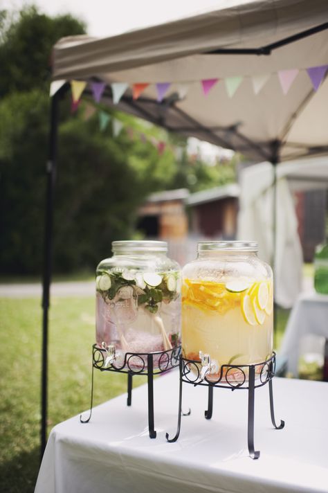 Cocktail Jugs Drink Stations, Water Pitchers On Wedding Tables, Water Pitcher Ideas, Water Jug Ideas, Infused Water Benefits, Mason Jar Water, Outdoor Drink Station, Friendsgiving 2023, Herb Infused Water