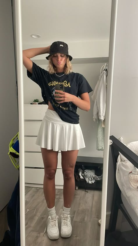 Fit idea Tennis Skirt Outfit Summer, Tennis Skirt Outfit Street Style, Black Tennis Skirt Outfit, White Tennis Skirt Outfit, Sport Skirt Outfit, Tennis Skirt Outfits, White Skirt Outfits, Spring Skirt Outfits, Skirt Outfit Summer