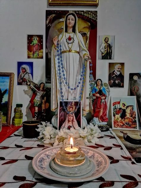 Folk Catholicism Altar, Pagan Alter Ideas, Christian Altar, Pagan Alter, Virgin Maria, Catholic Heart, Catholic Core, Altar Catholic, Home Altar Catholic