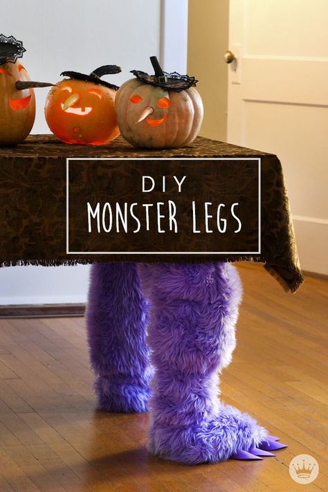 Pernas de monstro para as mesas. Diy Halloween Dekoration, Diy Monsters, Halloween Decor Diy, Hallowen Ideas, Monster Birthday Parties, Diy Halloween Decor, Adornos Halloween, Halloween Tattoo, Fun Halloween Decor