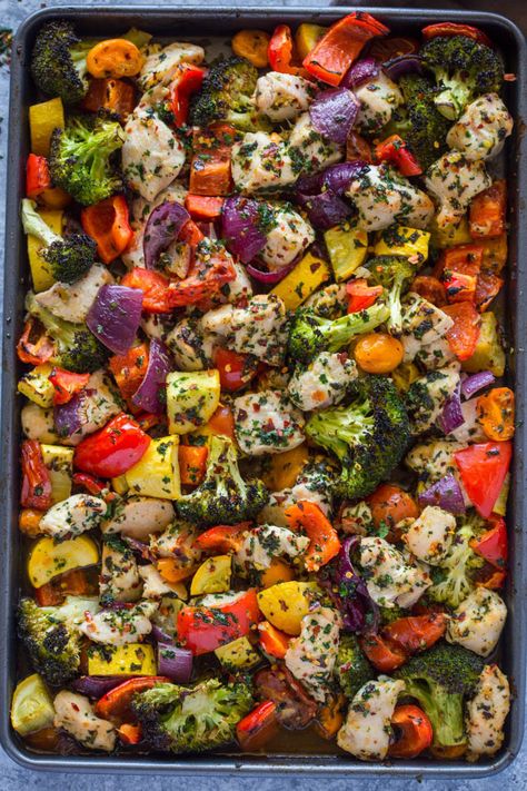 Sheet Pan Roasted Garlic & Herb Chicken and Veggies Garlic And Herb Chicken, Baked Meat, Gimme Delicious, Garlic Herb Chicken, Pan Cooking, Chicken And Veggies, Sheet Pan Dinners Recipes, Garden Cooking, Tray Bake