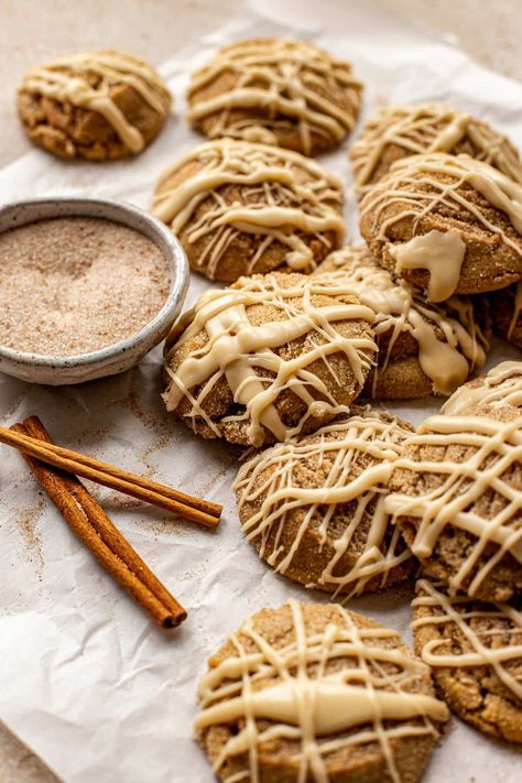 Maple Cookies with Maple Glaze Maple Desserts, Recipes For Baking, Fall Cookie Recipes, Maple Cookies, Maple Recipes, Cinnamon Roll Cookies, Frozen Cookie Dough, Cookie Spread, Maple Glaze