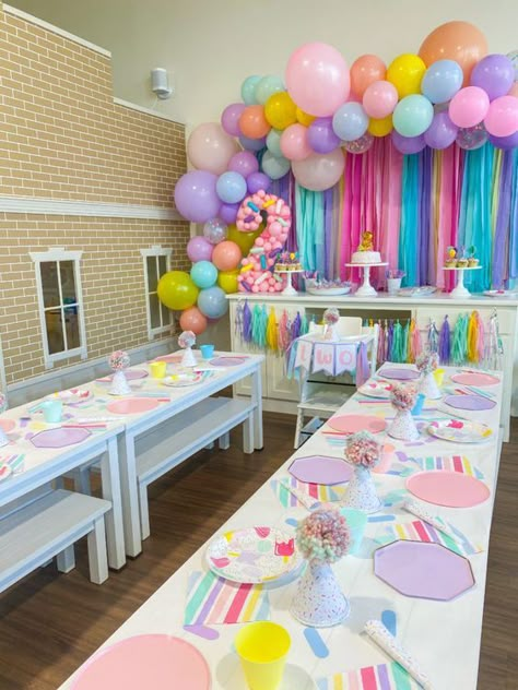 2 Sweet Party Ideas, Two Sweet Sprinkle Birthday Party, 2nd Birthday Party Two Sweet, Two Sweet Birthday Table Decor, Four Ever Sweet Birthday Decorations, Donut Theme Balloon Arch, Sprinkle 3rd Birthday Party, Sprinkle Birthday Party Decorations, 2sweet Birthday Party