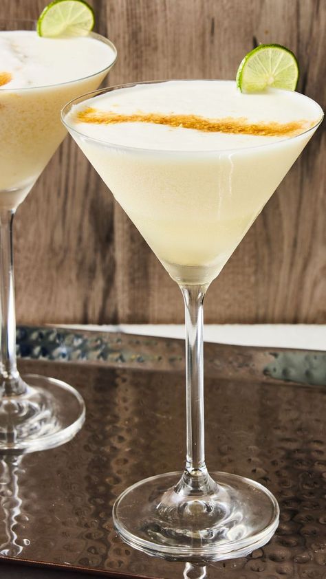 Key Lime Pie Martini Key Lime Pie Cocktail, Lime Martini, Key Lime Pie Martini, Key Lime Martini, Drinks Vodka, Creamy Pie, Summer Drinks Alcohol, Cocktails To Try, Boozy Desserts