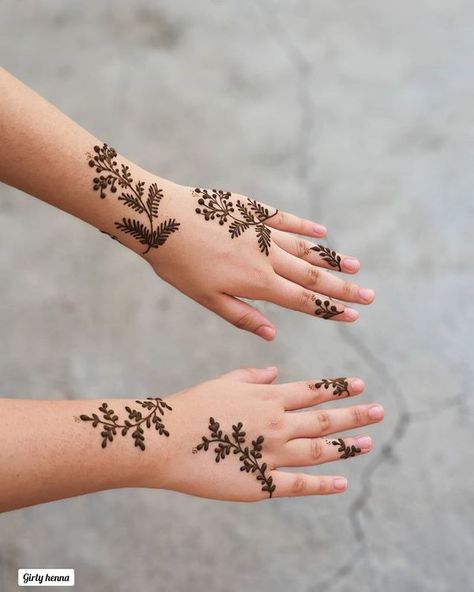 Stunning Mehendi Designs For The Sister Of The Bride & Bridesmaids! Mehndi Designs Unique Modern, Back Hand Bridal Mehndi Designs, Bridal Mehndi Designs Unique, Back Hand Bridal Mehndi, Mehndi Designs Unique, Girly Henna, Full Hand Mehndi Design, Sister Of The Bride, Floral Henna