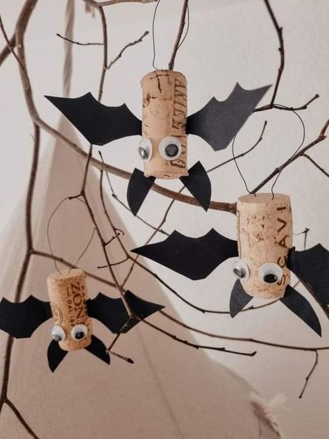 Bat Crafts, Amazing Craft Ideas, Easter Craft Projects, Bat Craft, Bricolage Halloween, Halloween Idea, Kids Worksheets, Adornos Halloween, Wine Cork Crafts