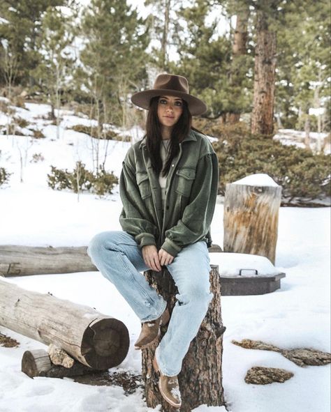 Western Mountain Aesthetic Outfits, Woodsy Outfits Women, Wyoming Outfit Winter, Ranch Hand Outfit, Appalachian Outfits, Homestead Aesthetic Outfit, Montana Outfits Winter, Out West Outfits, Crunchy Cowgirl Aesthetic