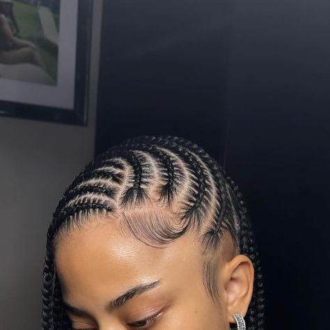 By Sofayra on Instagram: "Book this style under :Lemonade Fulani braids❣️" Short Lemonade Fulani Braids, Short Lemonade Braids, Braid Videos, Lemonade Braids, Cute Braided Hairstyles, Short Sassy Hair, Hair Braid Videos, Fulani Braids, Braids With Curls