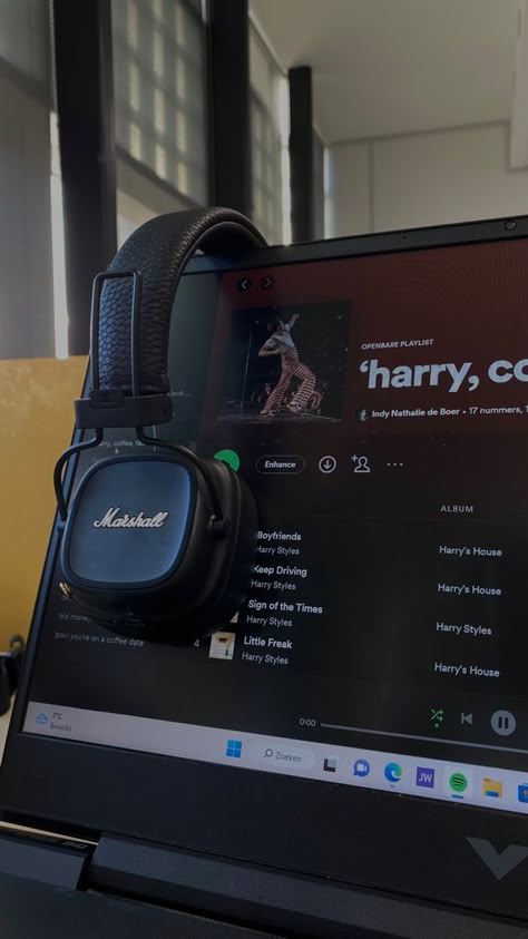 Brown Marshall Headphones Aesthetic, Marshall Headphones Aesthetic, Spotify Music Aesthetic, Marshall Major Iv, Sign Of The Times Harry Styles, Aesthetic Harry Styles, Marshall Headphones, Marshall Major, Music Artwork