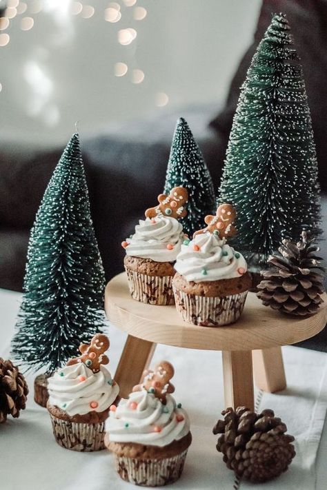 Christmas Food Photography, Winter Cupcakes, Decoration Buffet, Gingerbread Cupcakes, Cupcakes Decorados, Christmas Entertaining, Christmas Sweets, Xmas Food, Just Cakes