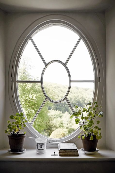 Ben Pentreaths home in Dorset | House & Garden Window Trims, English Country Home, English Antique Furniture, French Homes, Ben Pentreath, Craftsman Homes, Georgian Furniture, Oval Window, Glam Pad