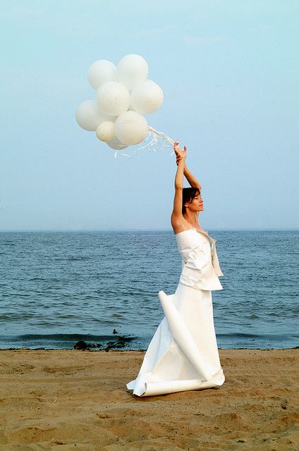 White balloons, white dress, ocean, beach.  One of my favorite photos EVER! White Balloon Photoshoot, Balloons White, Bday Shoot, Birthday Shots, Paper Dress, Beach Birthday, Beach Shoot, White Balloons, Wedding Balloons