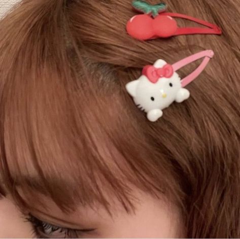 Hair Clips Aesthetic, Charmmy Kitty, Hello Kit, Clip Hairstyles, Hello Kitty Items, Random Image, Foto Ideas Instagram, Dream Hair, Hello Kitty Wallpaper