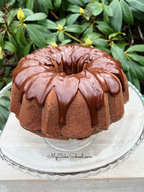 Chocolate Cream Cheese Pound Cake Easy Pound Cake, Chocolate Bundt, Chocolate Pound Cake, Sour Cream Pound Cake, Sour Cream Recipes, Cream Cheese Pound Cake, Rich Chocolate Cake, Chocolate Cream Cheese, Pound Cakes