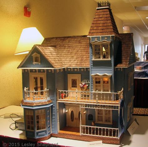 Front of a 1:12 scale dollhouse exhibited at the 2015 Seattle Miniature show by Ginny Constantine - Photo © 2015 Lesley Shepherd Dollhouse Plans Free, Diy Dollhouse Plans, Build A Dollhouse, Dollhouse Plans, Paddle Pop, Dollhouse Design, Doll House Plans, Mini Doll House, Victorian Dollhouse