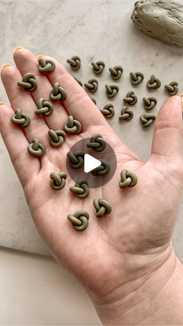 Extruded Polymer Clay Ideas, Polymer Clay Knot Studs Tutorial, How To Make Polymer Clay Knot Studs, Pasta Craft Ideas, Knotted Clay Earrings, Polymer Clay Earrings Knot, Knot Earrings Clay, Polymer Clay Knot Earrings Tutorial, Polymer Clay Stud Earrings Tutorial