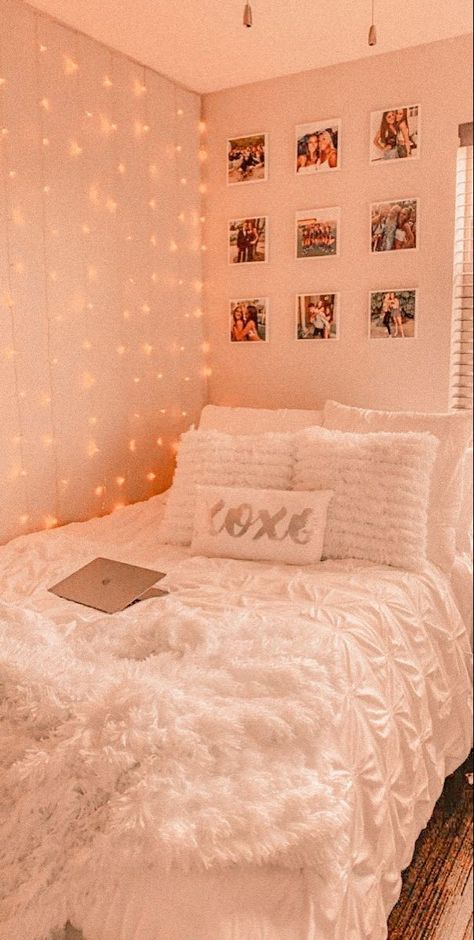 The perfect room Simple Pretty Room Ideas, Bed Room Wall Ideas, Cute Accent Walls, Aesthetic Preppy Room Ideas Bedrooms, Cosy Dorm Room, Small Preppy Bedroom Ideas, Light Pink Room, Preppy Bedroom Aesthetic, Preppy Bedroom Ideas