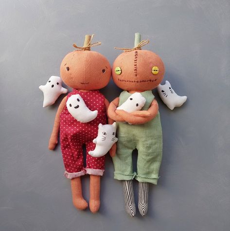 sewing toys easy Pumpkin Dolls Handmade, Interesting Sewing Projects, Pumpkin Plush Pattern, Cloth Doll Sewing Pattern, Homemade Halloween Gifts, Ghost Sewing Patterns, Felt Dolls Patterns Free, Simple Doll Pattern, Easy Sewing Stuffed Animals