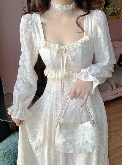 Vintage Dress Elegant, Victorian Dress Modern, Vintage Princess Aesthetic Dress, Simple Victorian Dress, French Vintage Dresses, 1800s Dresses Casual, Victorian Outfits Women, Victorian Style Dresses, Victorian Day Dress